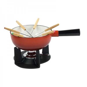 Set Fonduta Formaggio 9 Pezzi Rosso in Ghisa Smaltata - ILSA Linea NORMANDIE - Codice 408.022 - Capacità 2,5 lt  - Diametro 22 cm - Imballo confezione da n. 1 Unità